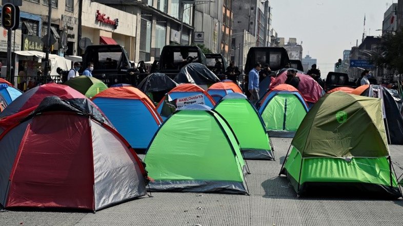 Opositores ao presidente do México acampam para exigir sua renúncia