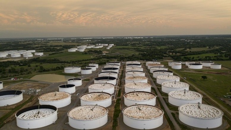 Petróleo sobe em Nova York e cai em Londres após diminuição dos estoques nos EUA