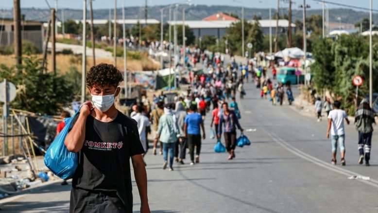 Mais de 240 migrantes testam positivo para Covid-19 em novo campo de Lesbos