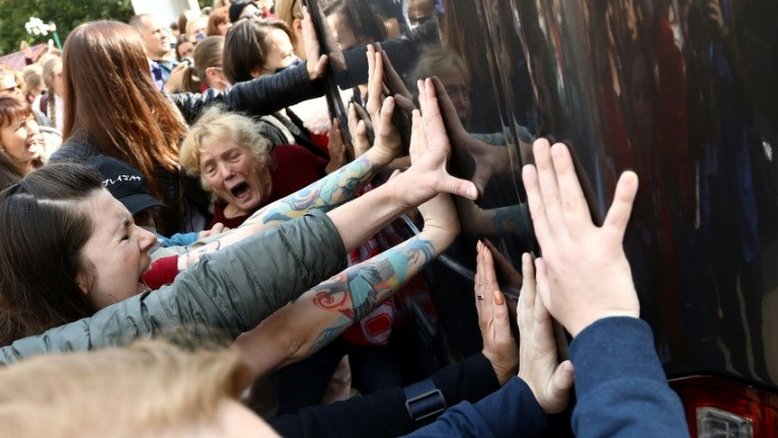 Multidão volta a protestar contra Lukashenko em Minsk e 250 pessoas são detidas