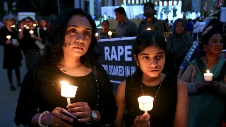 Índia tem protestos após estupro em grupo e assassinato de jovem da casta dalit