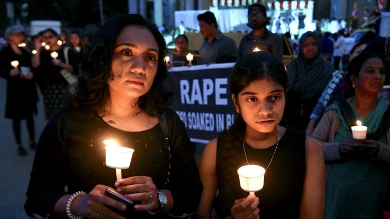Índia tem protestos após estupro em grupo e assassinato de jovem da casta dalit