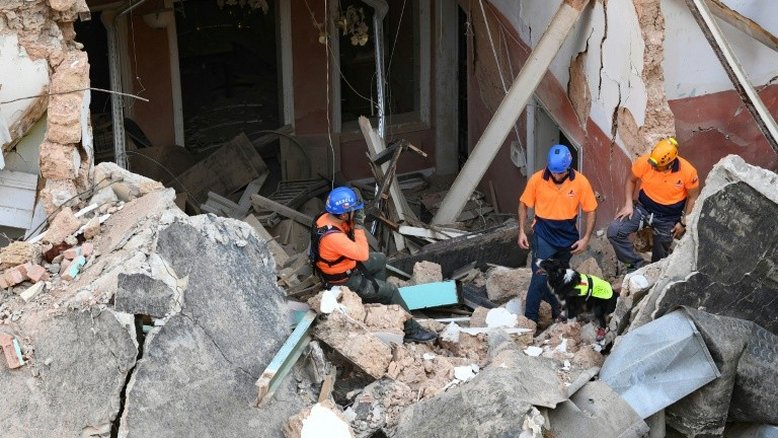 Um mês após explosão no Líbano, equipes de resgate detectam batimentos cardíacos nos escombros