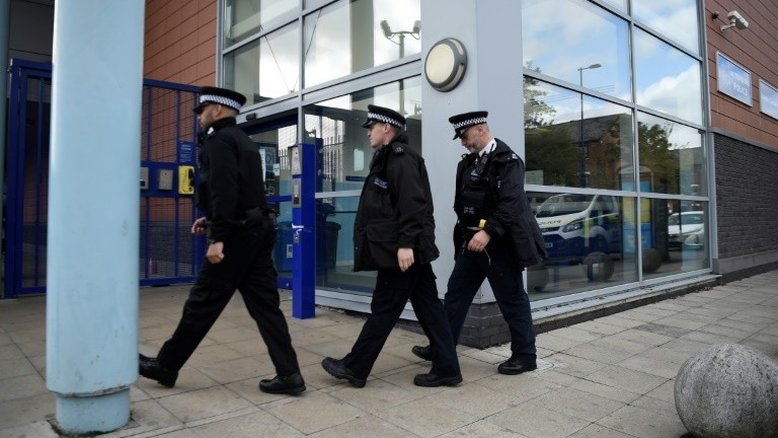 Detento abre fogo e mata policial em delegacia de Londres