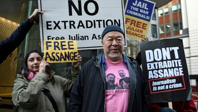 Dissidente chinês Ai Weiwei exige em silêncio a libertação de Assange em Londres