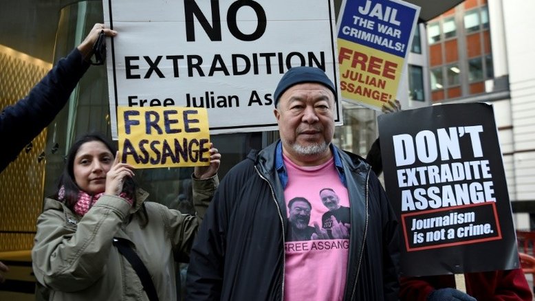 Dissidente chinês Ai Weiwei exige em silêncio a libertação de Assange em Londres