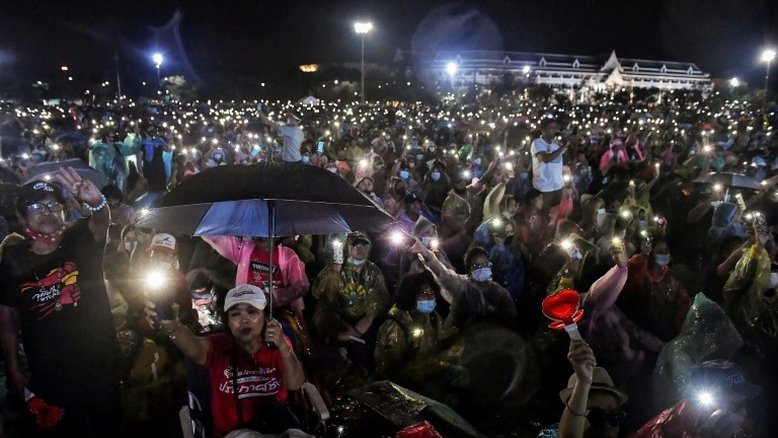 Dezenas de milhares de manifestantes tomam as ruas de Bangkok contra o governo