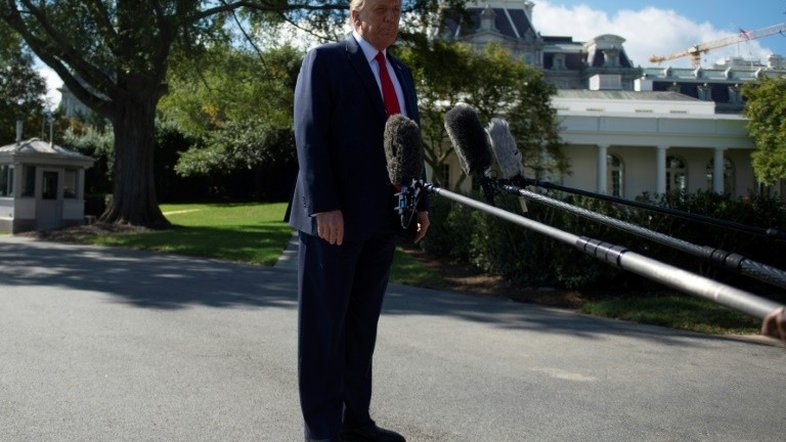 Trump pede a grupos de extrema-direita que deixem a polícia "fazer seu trabalho"