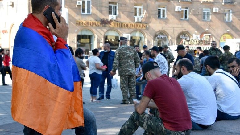 Combates deixam dezenas de mortos em Nagorno Karabakh; Turquia alerta Armênia