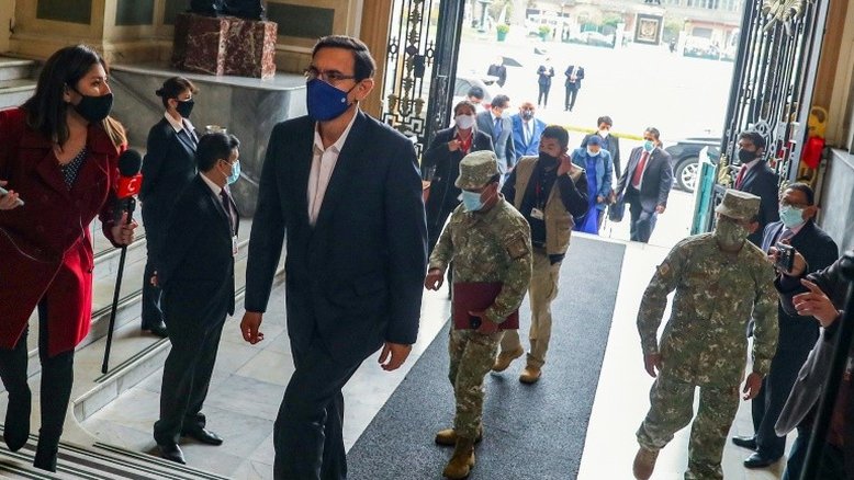 Presidente Vizcarra é salvo de destituição pelo Congresso peruano