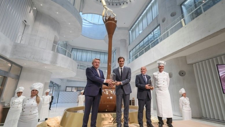 Lindt & Sprüngli inauguram fonte de chocolate de nove metros de altura