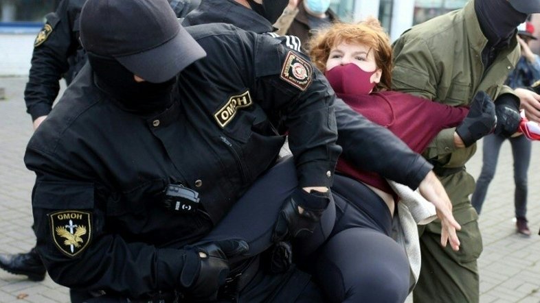 Polícia bielo-russa prende centenas em protesto de mulheres em Minsk