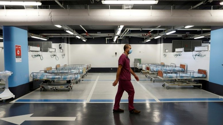 Em Israel, hospital saturado pela Covid-19 monta leitos no estacionamento