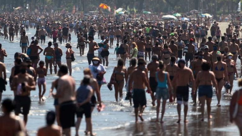 Após lotação nas praias, casos de coronavírus voltam a subir no litoral paulista