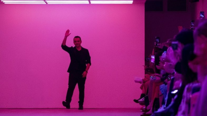 Mark Fast e Bora Aksu desfilam com público na semana de moda de Londres