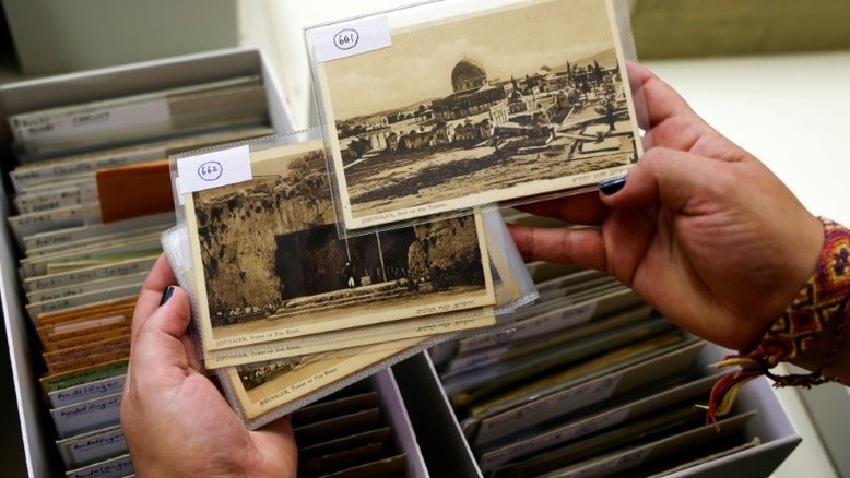 Colecionador doa 130.000 postais históricos da Terra Santa