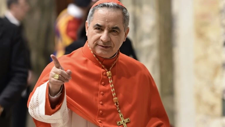 Cardeal influente do Vaticano renuncia misteriosamente