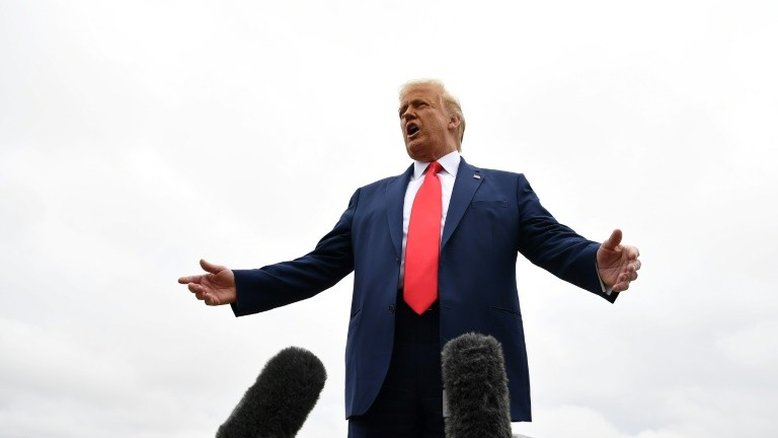 Homens de preto em avião? Trump alimenta teorias da conspiração nos EUA