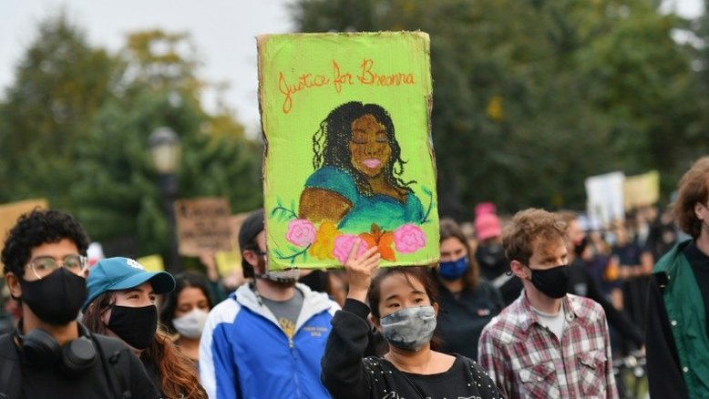 Advogado da família de Breonna Taylor pede que manifestantes transformem raiva em votos