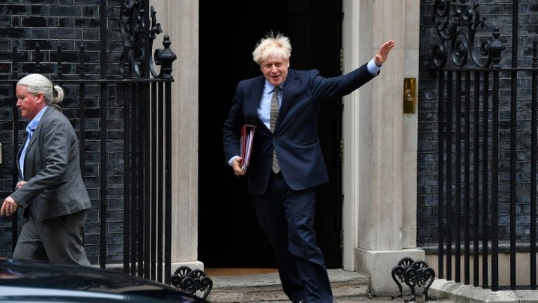 Boris Johnson acusa UE de ameaçar Londres com "bloqueio" alimentar