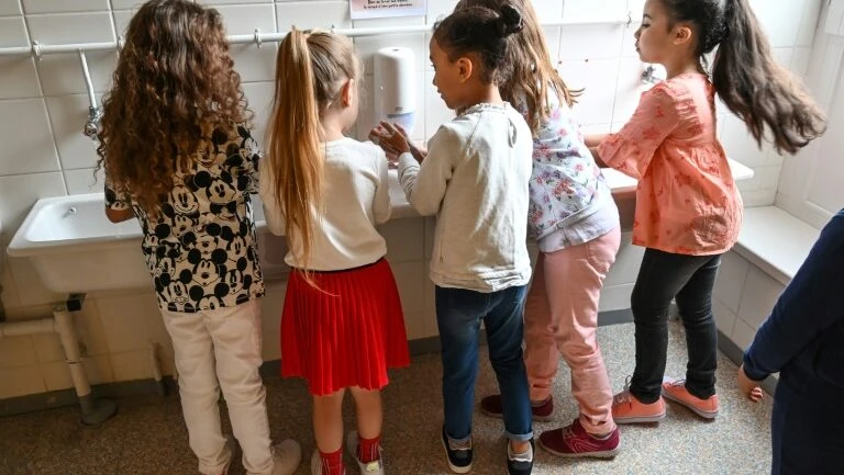 França fecha mais de 80 escolas em 15 dias por casos de covid-19