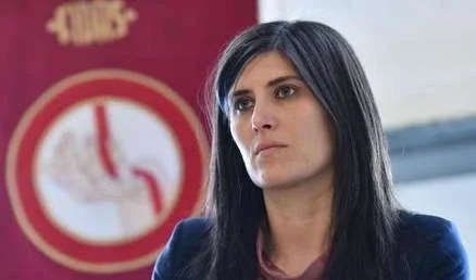 Destaque da direita italiana, prefeita de Turim pega 6 meses de prisão por falsidade ideológica