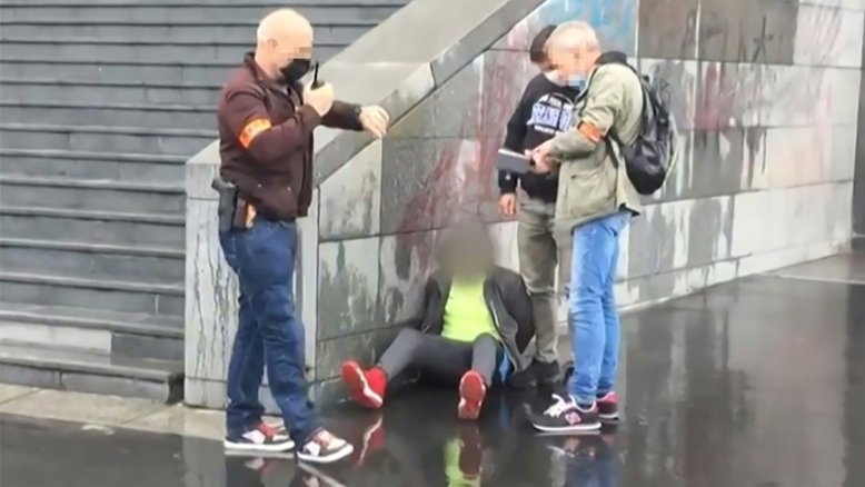 Identidade real de autor de ataque em Paris é investigada