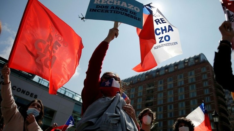 Manifestantes protestam em Santiago contra uma nova Constituição no Chile
