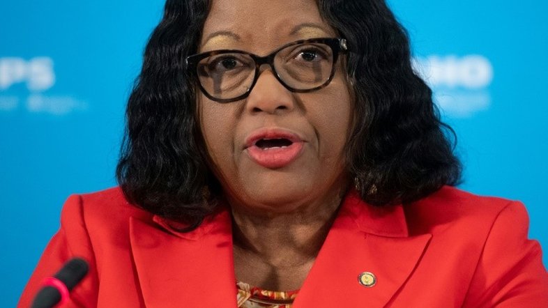 Opas adverte que covid-19 continuará se propagando mesmo após vacina