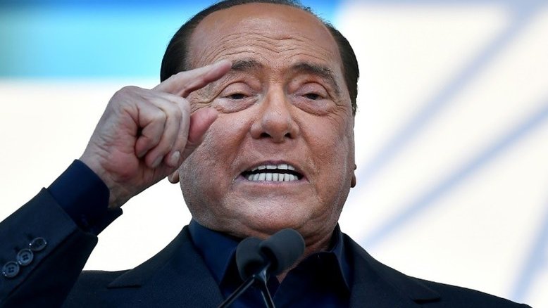 Berlusconi é hospitalizado por precaução após contrair Covid-19