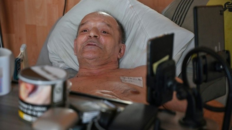 Francês com doença incurável aceita se alimentar após tentar se deixar morrer