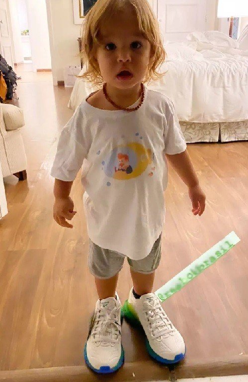 Isis Valverde posta clique divertido do filho usando tênis 'gigante'