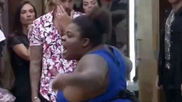 "Furado e manchado de cloro": Jojo mostra vestido que amiga a impediu de levar para "A Fazenda"