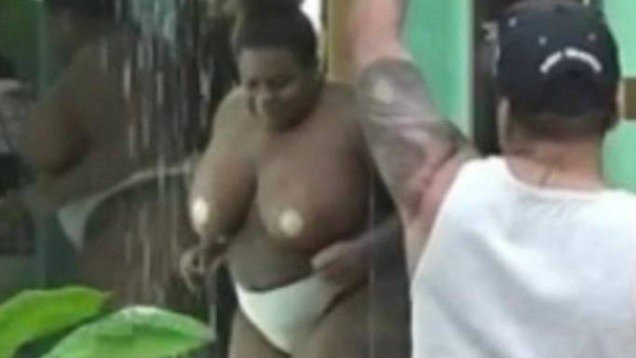 A Fazenda: Jojo Todynho toma banho sem parte de cima do biquíni; veja foto