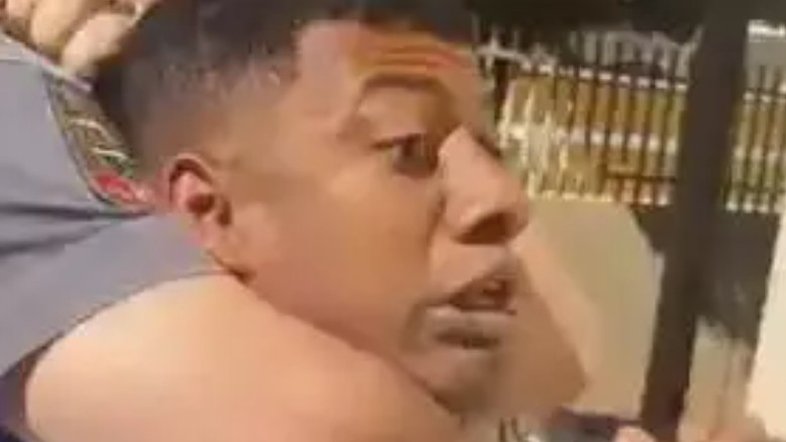 A proibição da técnica acontece dias após um vídeo circular nas redes sociais mostrando policiais militares dando uma chave de braço e sufocando um jovem negro na cidade de João Ramalho, no interior de São Paulo