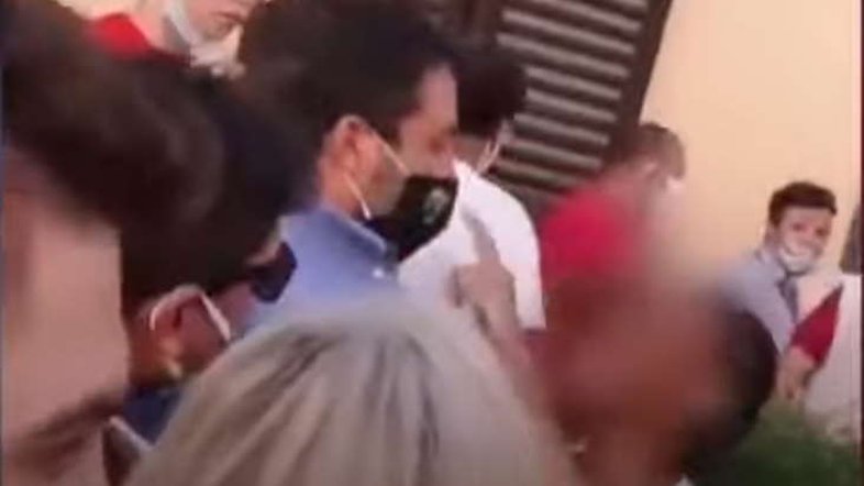 Vídeo: Líder da extrema direita italiana, Salvini é empurrado por imigrante em Toscana