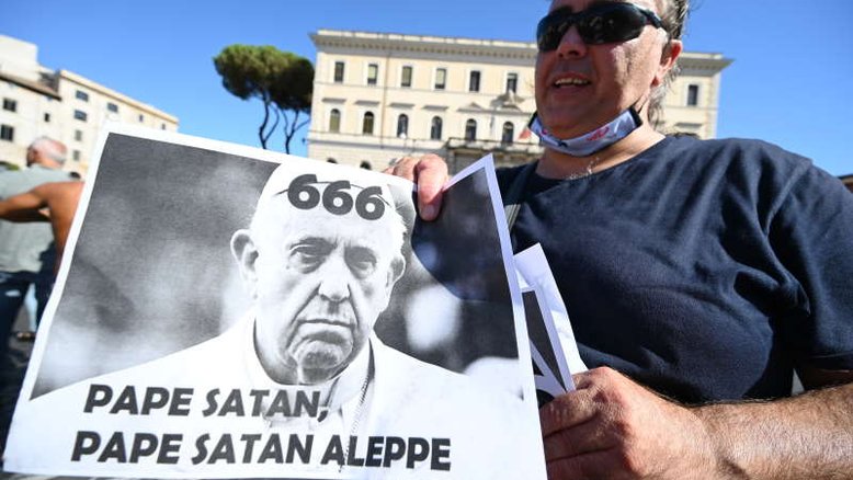 Grupo neofascista critica "ditadura sanitária" e queima imagem do Papa