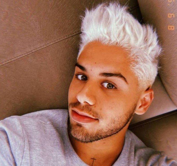 Zé Felipe aparece com o cabelo platinado e é comparado com Ana Maria Braga