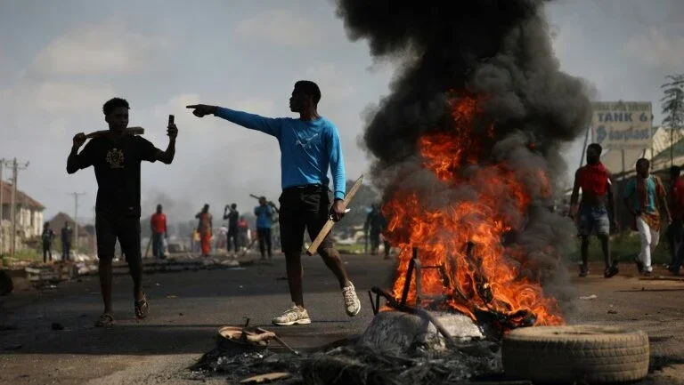 Nigéria envia polícia de choque às manifestações devido ao aumento da violência
