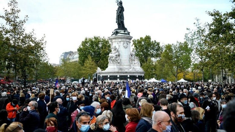 Milhares de pessoas homenageiam professor assassinado na França