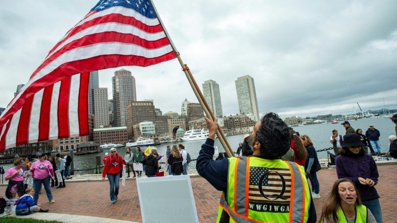 YouTube toma medidas para conter movimento de ultra-direita QAnon nos EUA