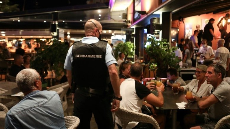 França decreta toque de recolher noturno em nove cidades, inclusive Paris, por covid