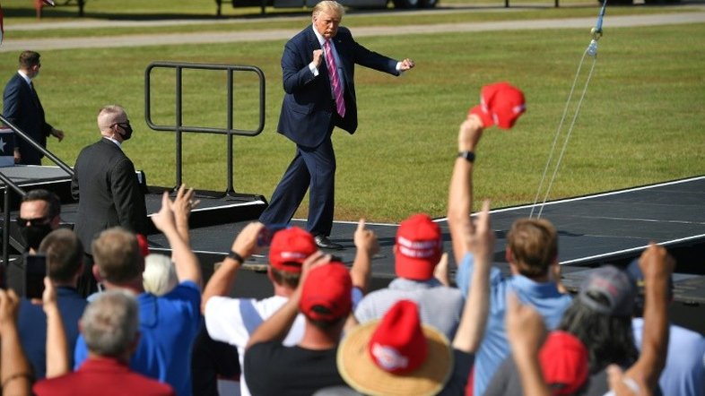 Novamente atingida pela pandemia, equipe de Trump ataca Biden