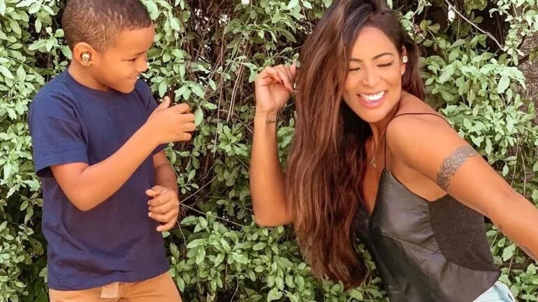 Carol Nakamura e filho