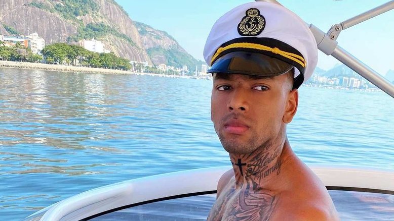 Nego do Borel em barco