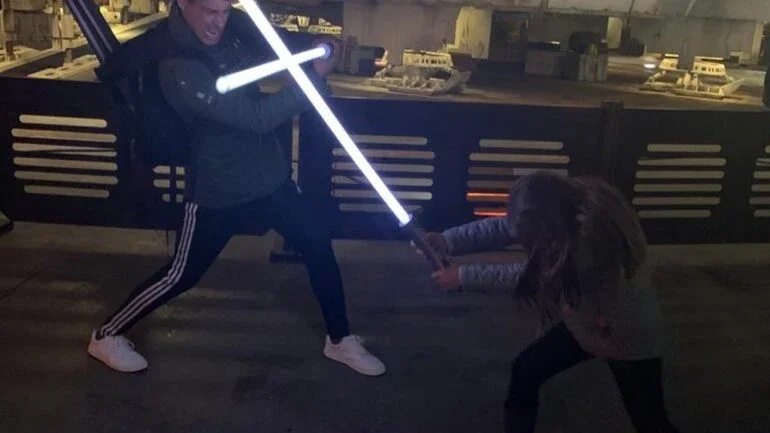 Cauã Reymond e filha na Disney