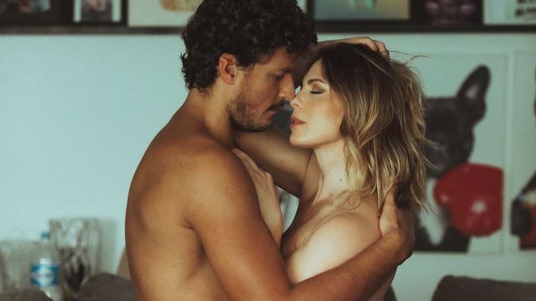 Sheila Mello, ex-dançarina do É o Tchan, faz ensaio fotográfico romântico com namorado