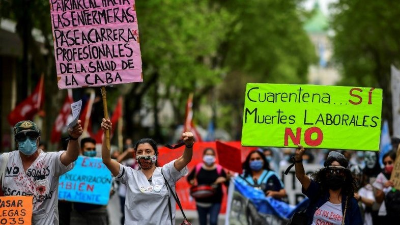 Enfermeiros de Buenos Aires marcham na pandemia por aumento salarial