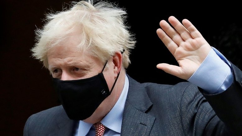 Governo britânico resiste a um confinamento nacional, apesar da pressão