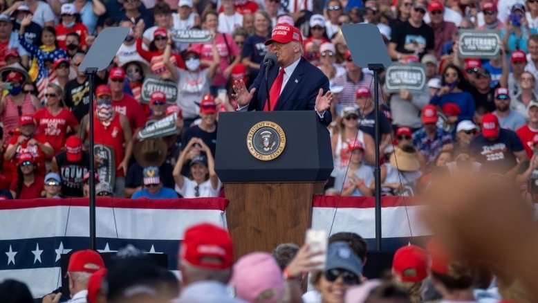 Trump comemora crescimento econômico e Biden o acusa de espalhar coronavírus